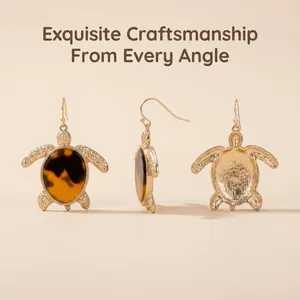 Detalle de pendientes de tortuga vintage dorados con incrustación de resina carey