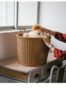 Vue détaillée d'un panier de rangement tissé utilisé pour organiser des jouets à la maison