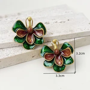 Boucles d'oreilles fleurs en émail vintage, dimensions 3,2 cm par 3,3 cm.