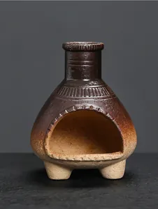 Bruciatore di incenso in ceramica rustica con finitura sfumata marrone e treppiede.