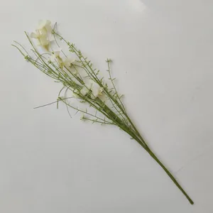 Eleganter künstlicher weißer Gänseblümchenzweig für minimalistische Tischdekoration
