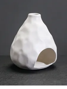 Detalle de un quemador de salvia de cerámica blanca con textura de piedra rústica