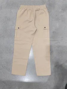 Detailansicht einer khakifarbenen Cargohose mit elastischem Bund und Seitentaschen.