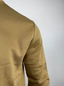 Detailopname van een bruine heren fleece sweater met schoudernaad en textuur van de stof