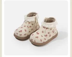 Detailansicht der geblümten Kleinkindstiefel mit Spitzenbesatz und weicher Gummisohle