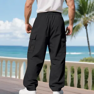 Rückansicht der lockeren schwarzen Herren-Cargohose mit mehreren praktischen Taschen.