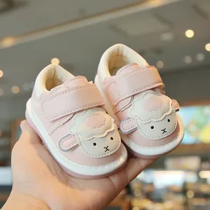 Scarpe da passeggio rosa per neonati con disegno di pecora e suole bianche morbide antiscivolo