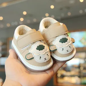Scarpe da passeggio per bambini con pecora cartone animato e suole in gomma antiscivolo