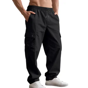 Detailansicht der schwarzen lockeren Herren-Cargohose mit Kordelzug und vielen Taschen