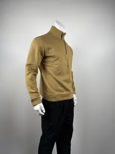 Zijpanel van een mosterdgele heren sweatshirt met kwart rits op een mannequin.