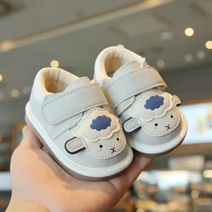 Adorabili scarpine grigie per neonati con disegno a pecora e suola morbida antiscivolo