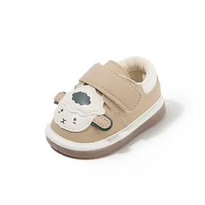 Scarpe primi passi per neonati beige con motivo a pecora e suole morbide antiscivolo