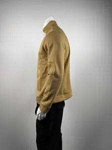 Zijaanzicht van een camelbruin herensweatshirt met opstaande kraag op een witte paspop