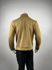 Achteraanzicht van de mosterdgele fleece sweater voor heren met een opstaande kraag