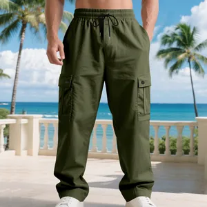 Grüne Cargo-Hose für Herren mit mehreren Taschen und Kordelzug in Outdoor-Umgebung