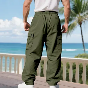 Rückansicht der olivgrünen Herren-Cargo-Hose mit mehreren Taschen, lockere Passform