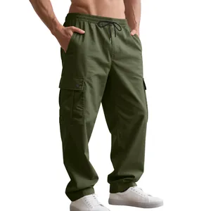 Detailansicht der locker sitzenden khakifarbenen Cargo-Hose mit mehreren Taschen für Herren