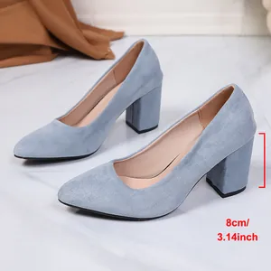 Eleganti décolleté in finto camoscio celeste con comodo tacco a blocco da 8 cm