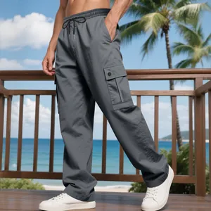 Detailansicht der locker sitzenden grauen Herren-Cargohose mit Taschen im Freien