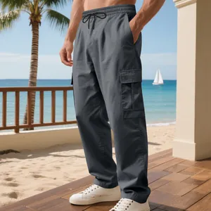Detailansicht der grauen Herren-Cargohose mit Seitentaschen am sonnigen Strand