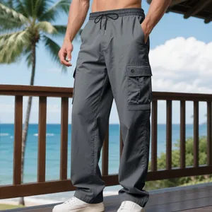 Detailansicht der dunkelgrauen Cargo-Hose für Herren auf einem tropischen Balkon-Deck