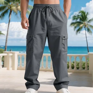 Detailansicht der grauen Herren-Cargohose mit seitlichen Pattentaschen und Kordelzugbund