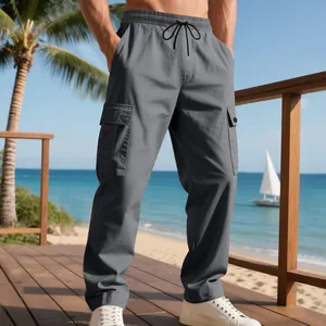 Graue Herren Cargo-Hose mit Seitentaschen in einer tropischen Strandumgebung am Meer