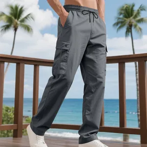 Graue Herren-Cargohose mit mehreren Taschen, lockerem geradem Schnitt und Tunnelzug.