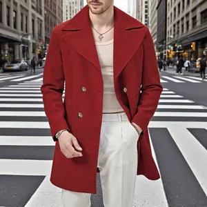 Dettaglio di un elegante cappotto rosso doppiopetto da uomo in un ambiente urbano.