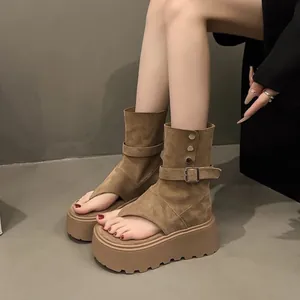Vue détaillée de bottines sandales à plateforme en daim marron avec boucle et semelle 7cm.