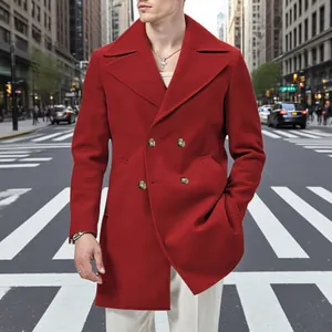 Dettaglio del cappotto di lana rosso doppiopetto da uomo a media lunghezza in città