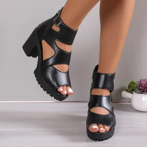 Detailansicht schwarzer römischer Sandalen mit klobigem Absatz und verstellbarer Schnalle