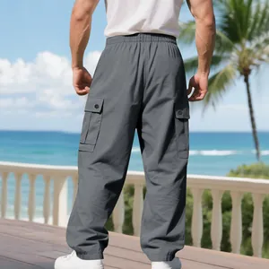 Rückansicht einer locker sitzenden grauen Herren-Cargohose mit praktischen Seitentaschen.