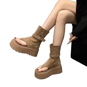 Bottines sandales compensées de 7 cm pour femmes avec entre-doigt en daim beige