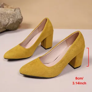 Eleganti décolleté in camoscio giallo con comodo tacco largo alto 8 cm da donna