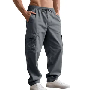 Detailansicht der lockeren Cargo-Hose für Herren mit großen Taschen und Kordelzug