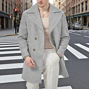Dettaglio di un elegante cappotto grigio doppiopetto da uomo in centro città