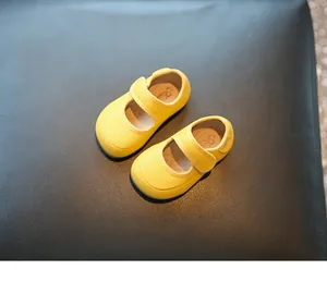 Detailansicht gelbe Baby Mädchen Prinzessin Lauflernschuhe mit weicher Sohle und Riemen