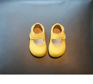 Detaillierte Draufsicht auf gelbe Mary Jane Lauflernschuhe für Mädchen mit weicher Sohle