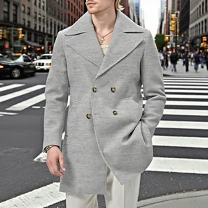 Cappotto doppiopetto grigio chiaro da uomo in un elegante contesto urbano stradale
