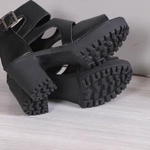Detailansicht von schwarzen Sandalen mit klobigem Absatz, Ausschnitt-Design und robuster Sohle