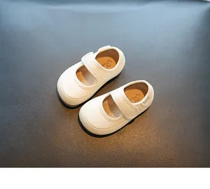 Detailansicht der cremefarbenen Baby-Mädchen-Mary-Jane-Lauflernschuhe mit weicher Sohle