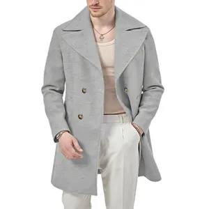 Vista frontale del cappotto grigio da uomo a doppiopetto di media lunghezza con revers