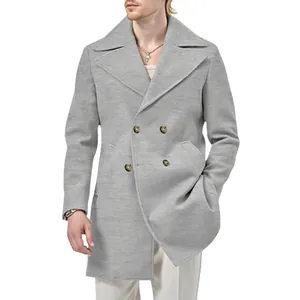 Dettaglio professionale di un cappotto di lana grigio chiaro doppiopetto per uomo elegante.