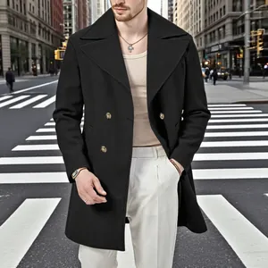 Dettaglio di un classico cappotto doppiopetto nero di media lunghezza da uomo elegante.