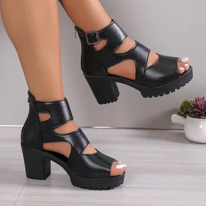 Schwarze römische Sandalen mit Fischmaul, Ausschnitten und mittelhohem Blockabsatz Mode