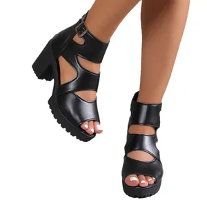 Elegante schwarze römische Peeptoe-Sandalen mit Durchbrüchen und stabilem Blockabsatz.