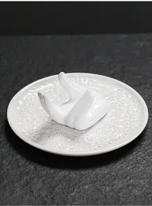 Elegante close-up van de wit keramieken schaal met een handvormige houder set