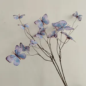 Detaillierte Ansicht von blauen Schmetterlingen auf dekorativen Zweigen für Hochzeiten