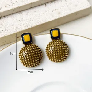 Vista detallada de pendientes de esmalte vintage con escala de tamaño de 3cm de altura
